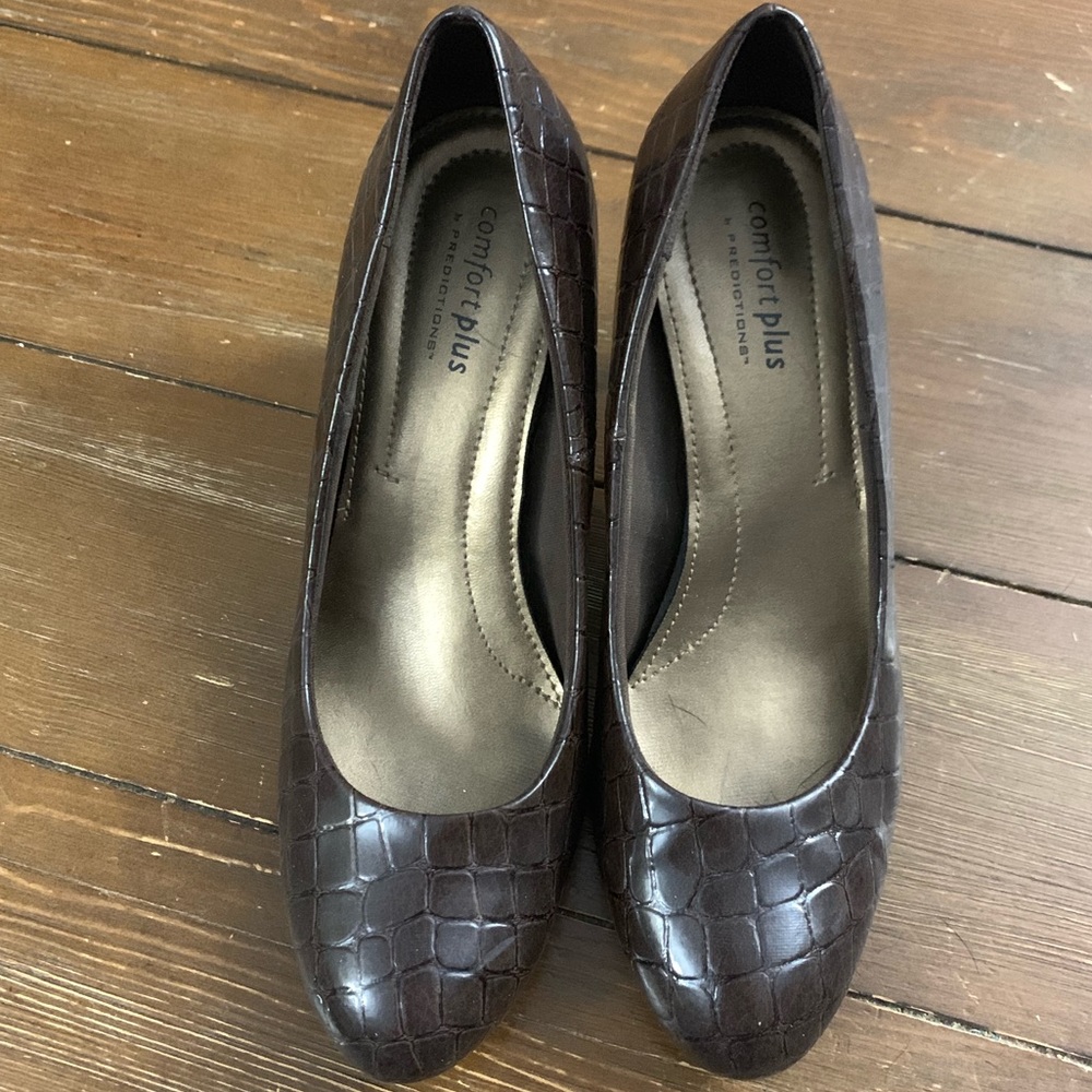 Brown snake skin patterned pumps